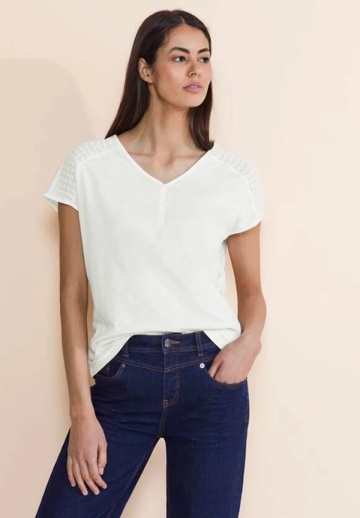 Camiseta blanca -lace shoulder shirt w.button panel