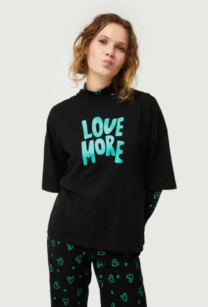 Camiseta con print Love More