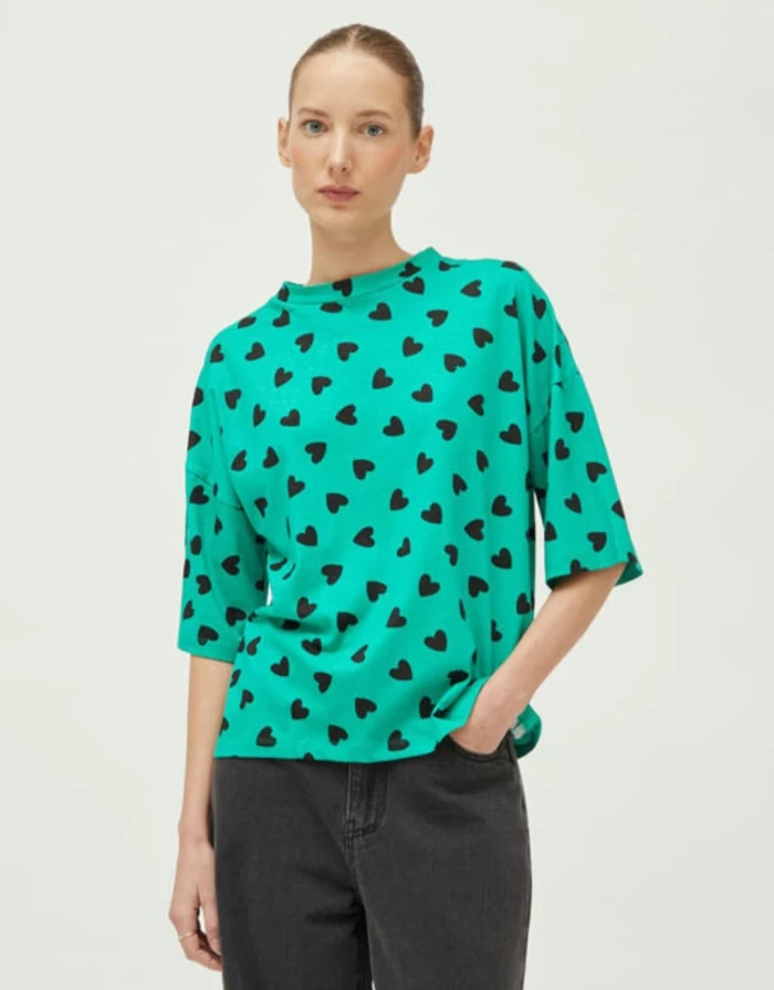 Camiseta con estampado de corazones verde